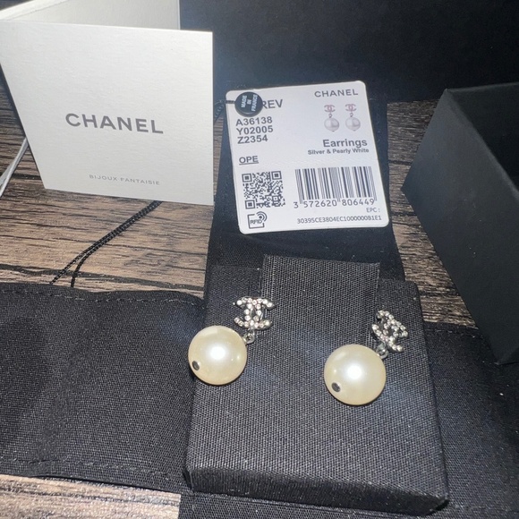 Authentic Chanel pearl CC earrings - Picture 1 of 6